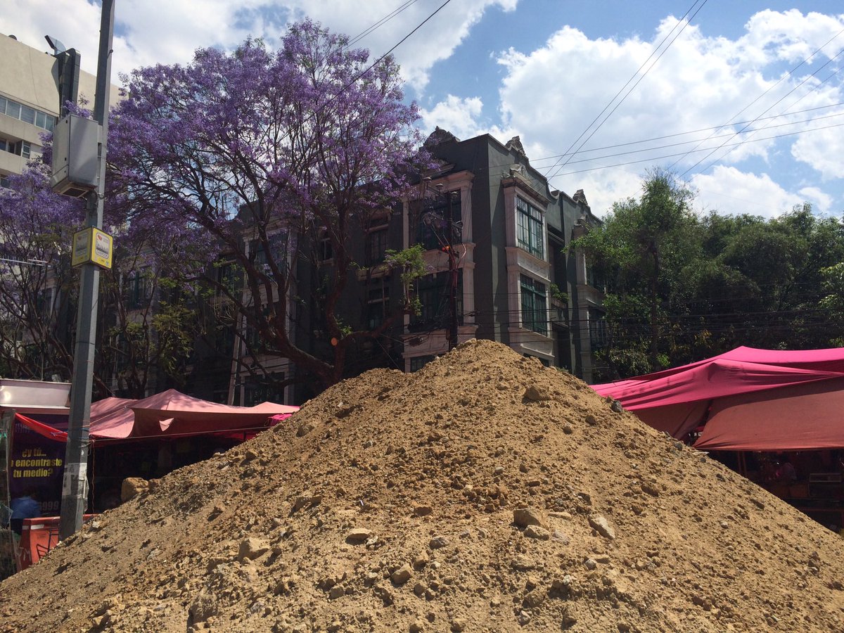 fromanotherside's tweet image. Las obras paran o se abandonan, las costumbres no. @gobmx 0 vs 1 #tianguis + #jacarandas