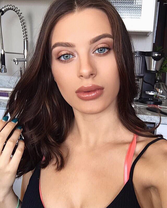 Perfecting the 'no makeup' look today for @LanaRhoades #NinasMake...