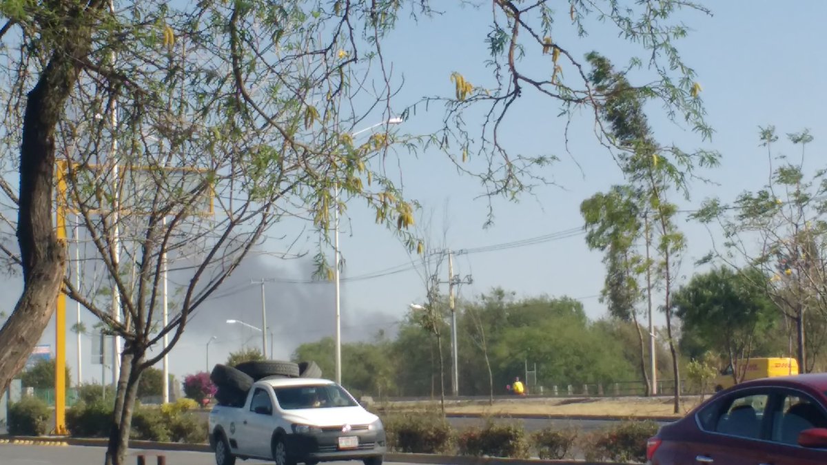 gerardotorres02's tweet photo. Imágenes del humo del incendio en fábrica de calzado en fracc. J. De Obregón. Visto desde Villa de las rosas. @Antoniorochape https://t.co/fW0RJ5LQTb