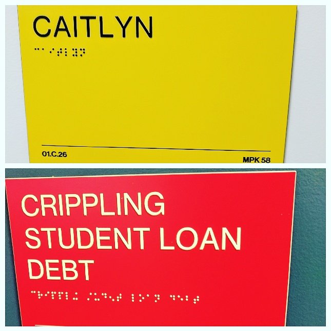 AskJacquelineG's tweet image. My new desk- at the intersection of college problems and Kardashian #techlyfe #facebook