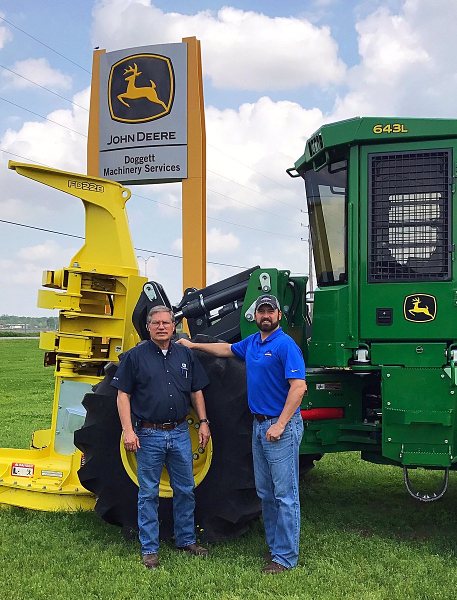 AmerLoggersIns's tweet photo. Talking ALFS and And ALIP with Robert Reeves GM of Doggett Machinery! https://t.co/RpxWUvyvBF
