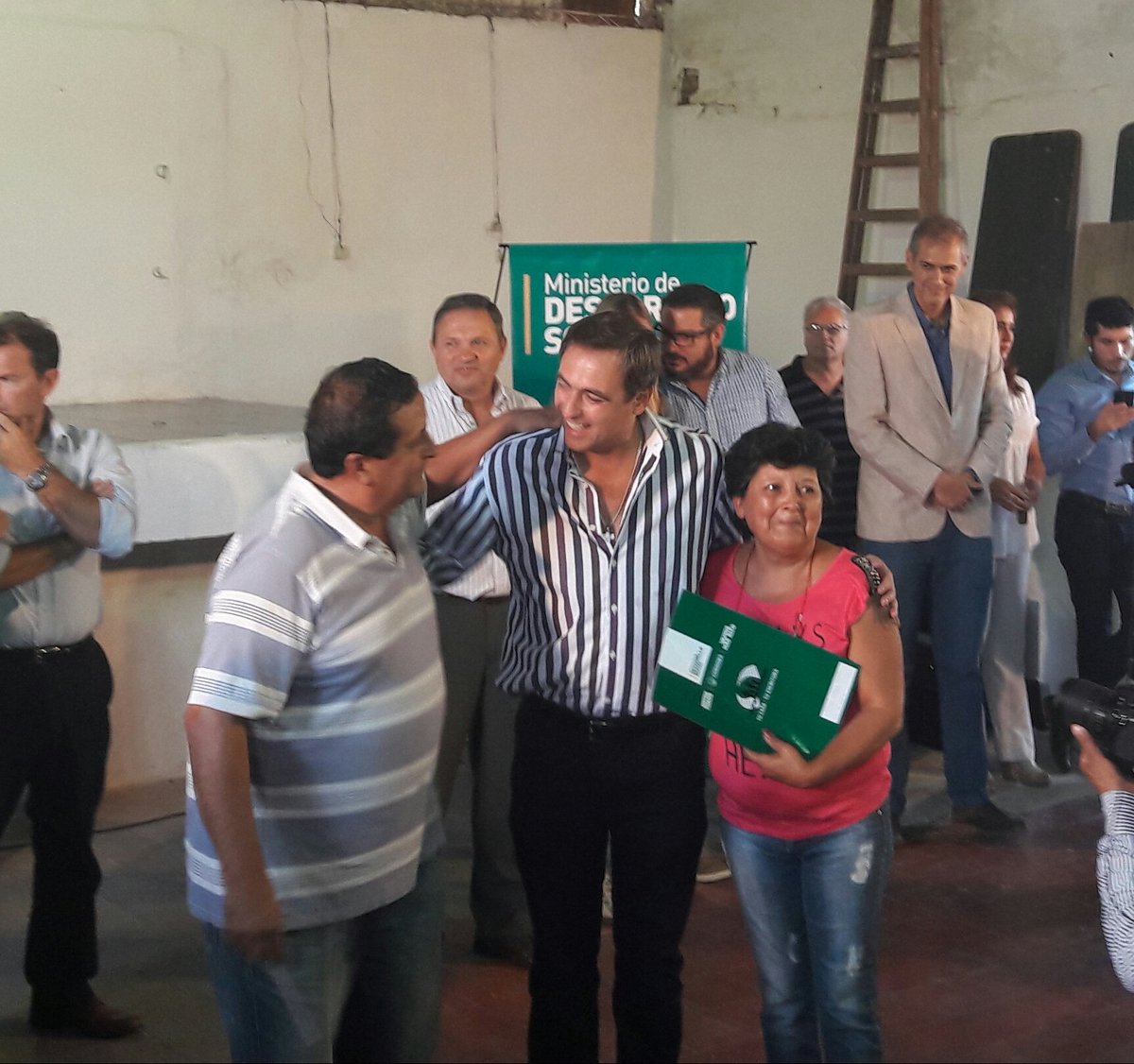 Esta tarde el Int.<a href="/ramonjmestre/">Ramón Mestre</a> hizo entrega d 37 escrituras a vecinos de Barrio Patricios en el CV B°Gral.Belgrano.👏👏👏