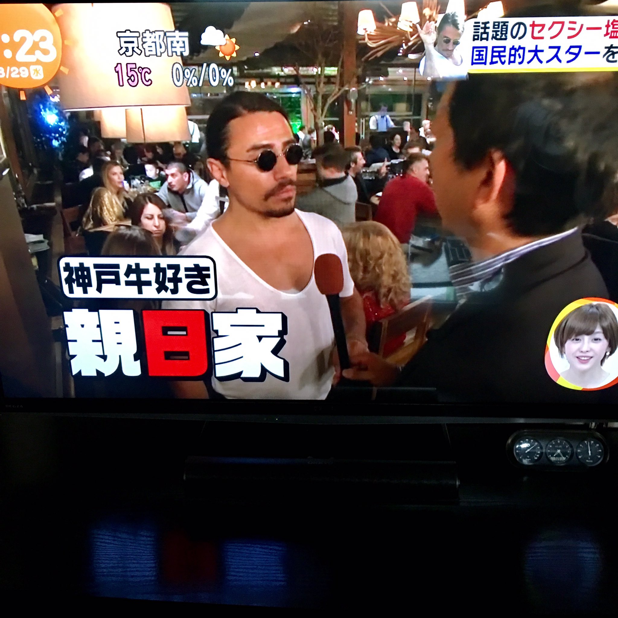 セクシー塩振りおじさんが取材受けてるw実は親日家だったことが判明 話題の画像プラス セクシー塩振りおじさんが取材受けてるw実は親日家だったことが判明 話題の画像プラス