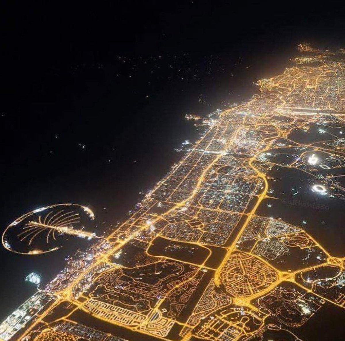 Dubaï in the night 😍 <a href="/visitdubai/">Visit Dubai</a> @dubaitourism <a href="/Jumeirah/">Jumeirah</a> <a href="/HamdanMohammed/">Hamdan bin Mohammed</a>