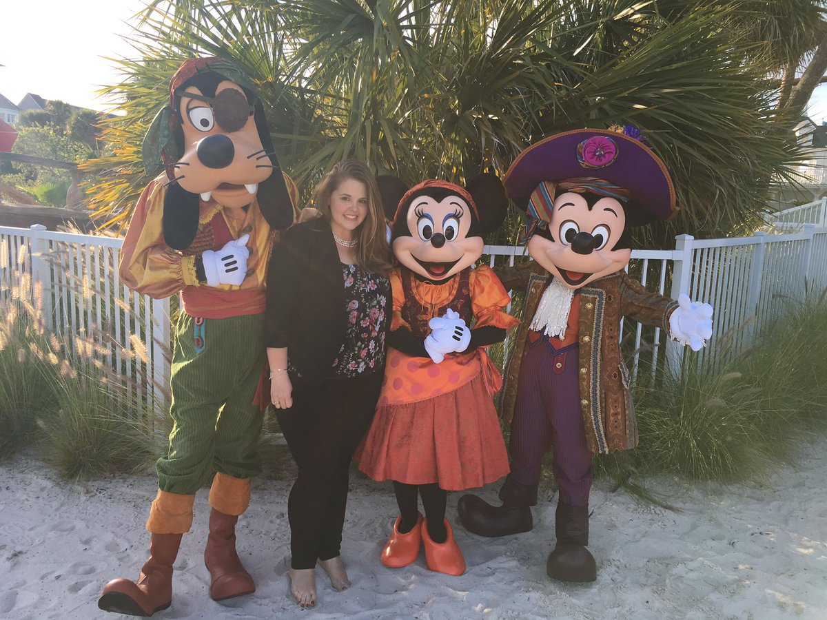 Slake03's tweet photo. Did I take selfies with all of the characters? Yes I did! #DisneyNerd #RaganDisney #CharacterHunter #NeverGrowUp https://t.co/EhzFRH07I3