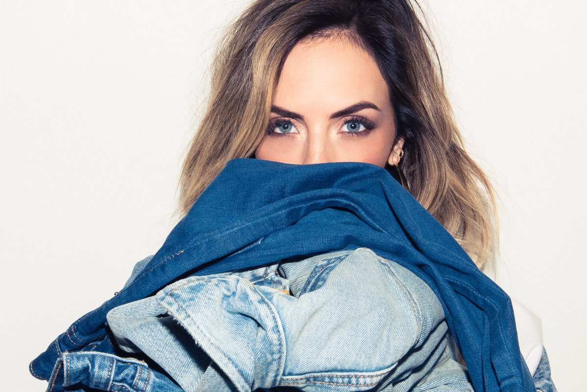 LEVIS's tweet photo. “I use Levi’s for all of my clients, all the time." See how @StyleMEMaeve does denim for festivals on @Coveteur. > https://t.co/UJ8GTYXvrG https://t.co/w2wtmCsvhj