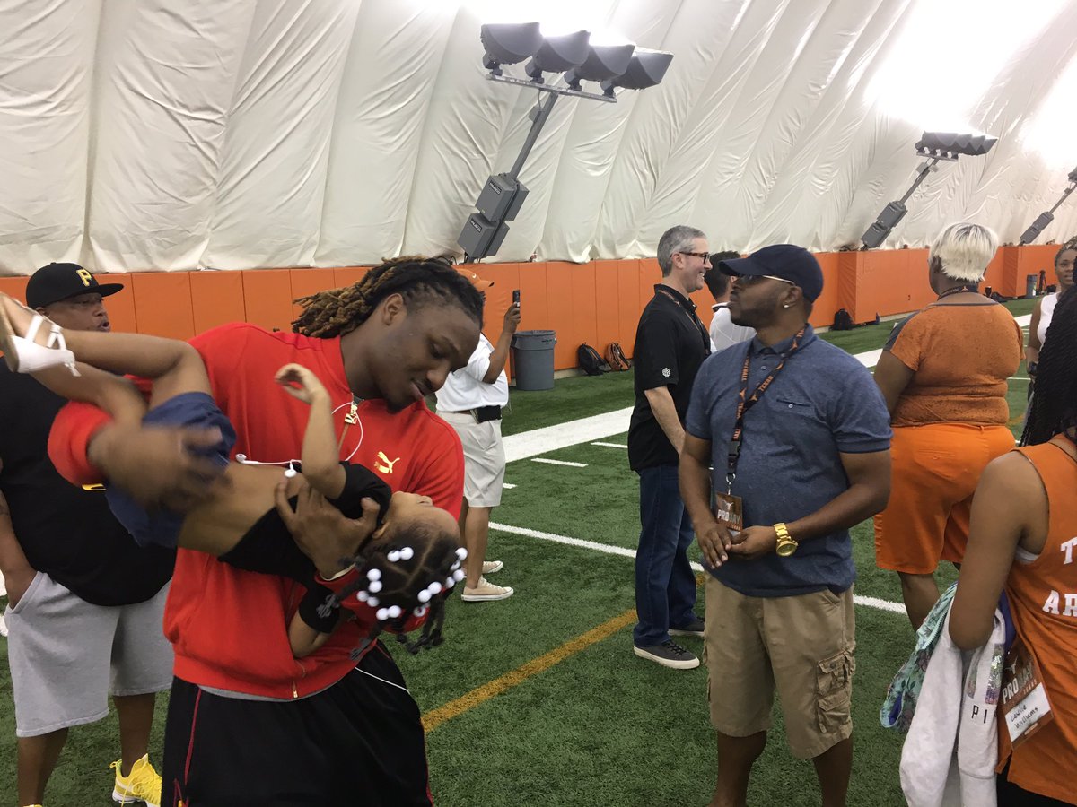 ShawnC_ATX's tweet photo. It was one of those family moments for the fam of @D33_foreman @_hetoohollywood at #UTproDay https://t.co/ArlnzbCdcb