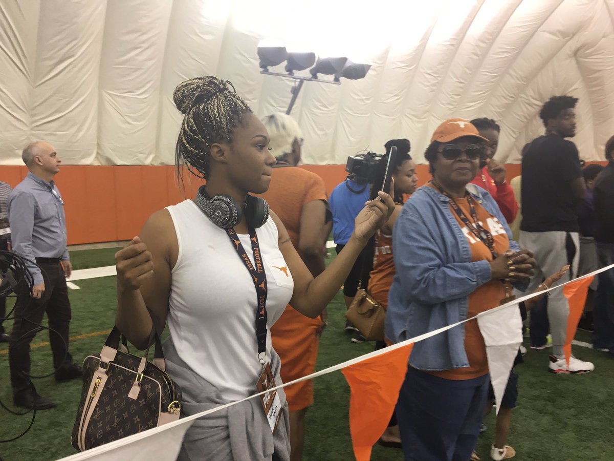 ShawnC_ATX's tweet photo. It was one of those family moments for the fam of @D33_foreman @_hetoohollywood at #UTproDay https://t.co/ArlnzbCdcb