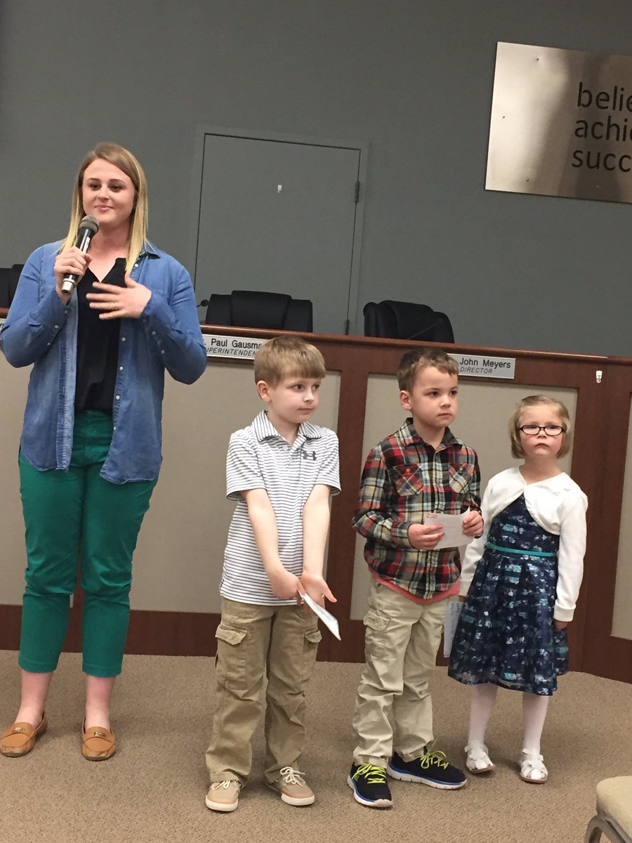 Nod_SunSCCSD's tweet photo. Our kindergarten friends and Farmer Nelson sharing their excitement about Ag in the Classroom! @MelNelKeyes #GoodNews #FutureReady#SCCSD https://t.co/0dgLMmGruP