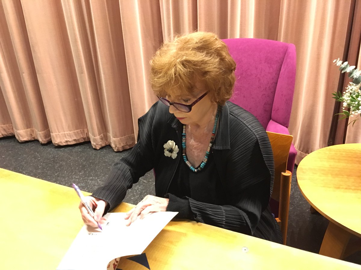 amherstirishMA's tweet image. Edna O&apos;Brien, 86,@smithcollege
Fantastic reading frm The Little Red Chairs, review here: newyorker.com/magazine/2016/… via @newyorker
@GlobalIrish