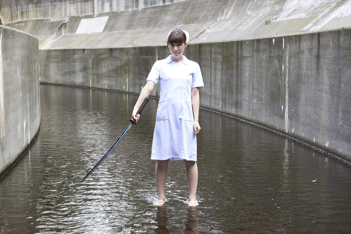 おもしろフリー画像素材 A Twitter 日本刀を持って川に入る看護師 T Co Cebmilgv7o フリー素材