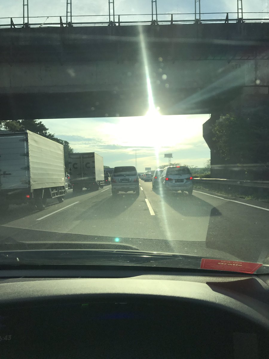 Kharyanto's tweet photo. @RadioElshinta @SonoraFM92, lalin tol Tangerang ke Jakarta merayap mulai km 17.00, arah sebaliknya ramai lancar. https://t.co/jbf09Gq6qA