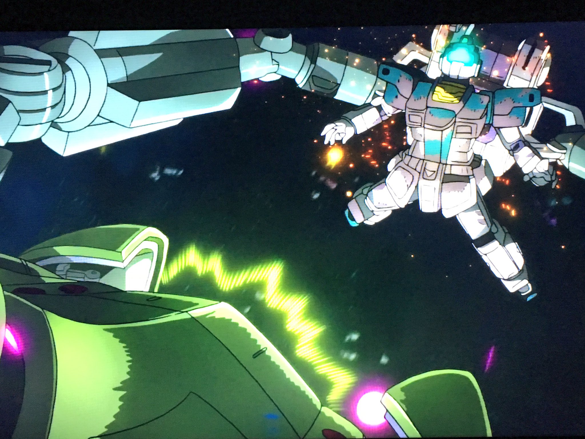 Joy86式 Savan Savan メガ粒子砲再チャージを始めるビグロ ビアンカはすかさずバックパックをパージし ビグロに食らいつく その瞬間 ジムのビームサーベルはビグロのコクピットを貫いていた ビグロから爆炎が上がる G Tb サンダーボルト