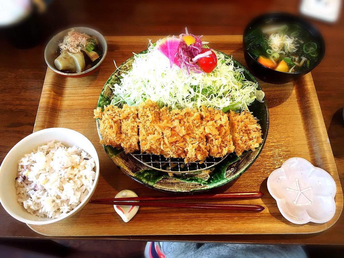 浅田よわ美 近鉄奈良 ヤマトポークのとんかつを塩で食べるお店 ぽくぽく 人生一おいしい とんかつです 予約しないと食べられないのですが 奈良に来たらこの丁寧な定食を食べてほしい たくさん食べても体に負荷がかからないのが ぽくぽくの定食