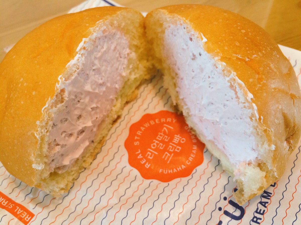 《푸하하 크림빵》
홍입 3번출구 / 크림빵 / 2000~
아무리 봐도 이름을 너무 잘 지었다. 매장도 패키지도 빵도 모두 푸하하다. 누나홀닭에게 작명센스 좀 전수해줬으면 좋겠다.