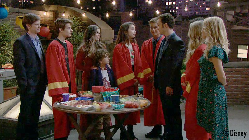 توییتر ディズニー チャンネル スターズ 公式 در توییتر 学生の皆さんは卒業式や修了式も終わって春休み をエンジョイしていますか 卒業式といえば ディズニー チャンネルの映画やドラマの中でも色んな卒業シーンがありました アメリカのカラフルな卒業