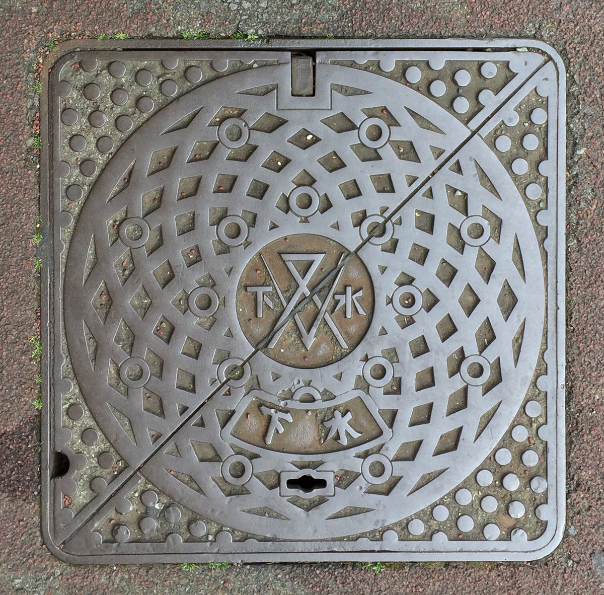 じぇんてぃる旦那 マンホール観察日記 Vol 695 静岡県沼津市のマンホールカバー こちらは漢字表記 の 下水 用 この地紋も時々見かけるがなんと呼ぶのだろう マスクメロンではないだろうけど 左 標準サイズ 右 二重蓋 マンホール