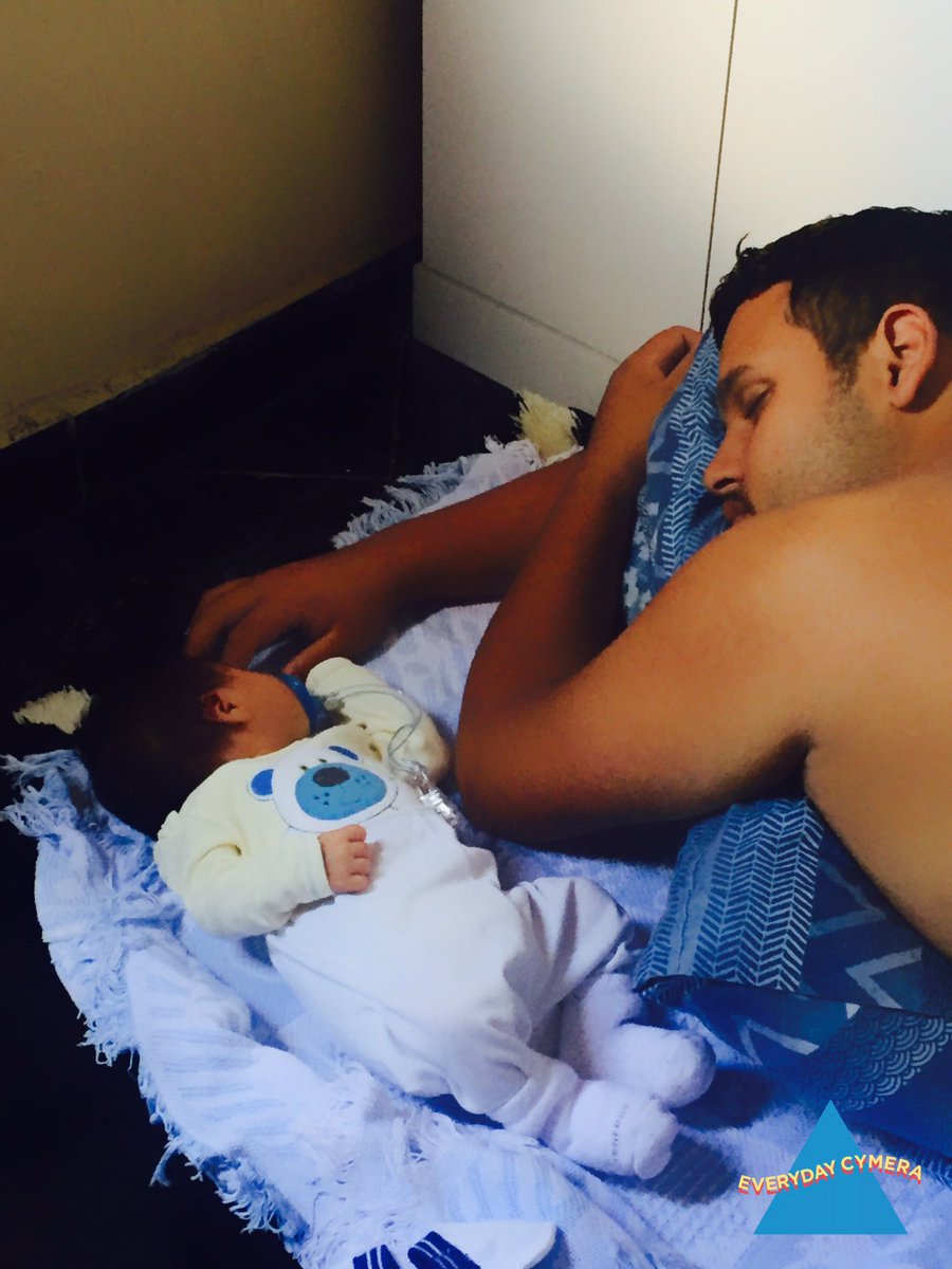 RTsacana's tweet photo. Deitei para conversa com meu filho mais a conversa tava tão boa que acabamos caindo no sono né mamãe @elienealmeida18  ❤✌🏻👶🏻😴 https://t.co/uXtSyZPyYI