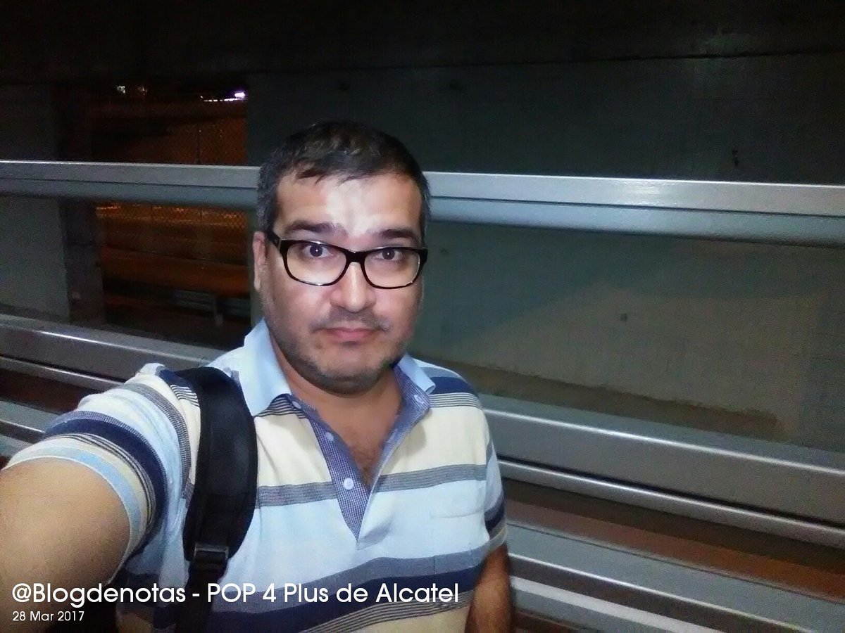 blogdenotas's tweet photo. Más pruebas #POP4Plus de @alcatelmobile. Selfie con luz artificial arriba y la segunda con poca luz. Flash delantero a full. https://t.co/RS705S7Flc