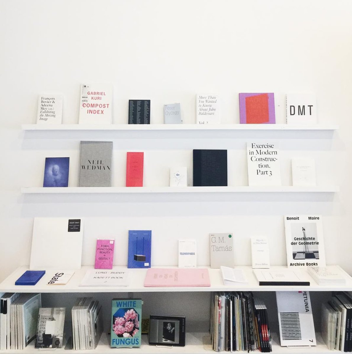 OrBookstore's tweet image. art objects / publications 
new arrangements on the shelf 🔵

tuesday - saturday ( 12 - 5 )

#orgallery #artbook #artbooks