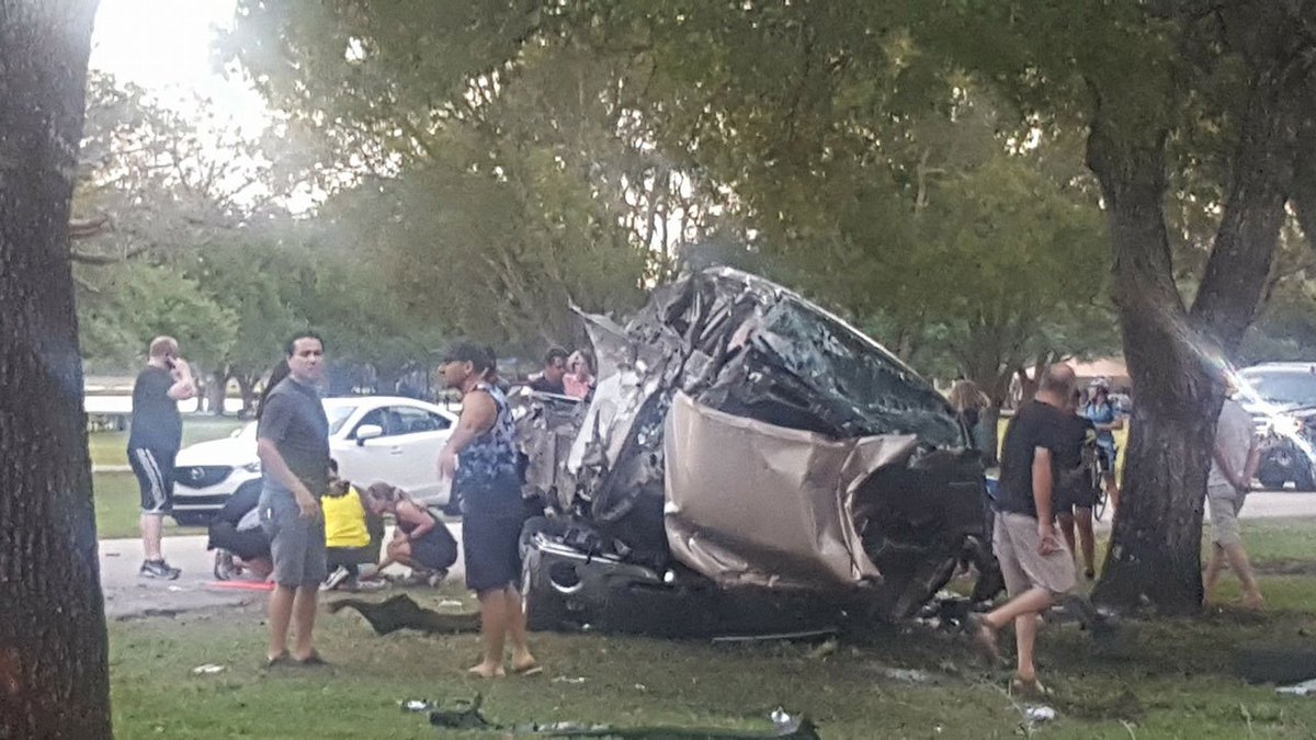 Mom, 2 children injured in crash at Markham Park bit.ly/2nyARiQ https://t.co/TvBrxKJeao