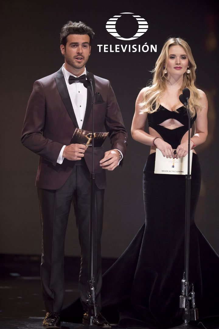 TelevisaTVmx's tweet photo. ¡Así fueron los look de los presentadores en los #PremiosTVyNovelasMX! Entra y checa los detalles en #CuéntameloYa > https://t.co/u6AAiTlwos https://t.co/pTFWyphhws