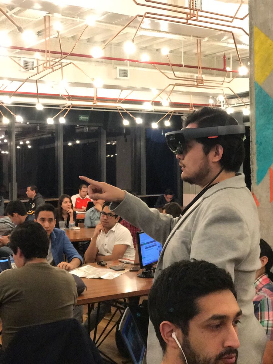 clumtimx's tweet photo. Les compartimos algunas fotos de nuestro evento del jueves pasado. #meetupar #clumti #realidadaumentada #ar #ra #tecnologiasinmersivas https://t.co/o8AEkXTAIx