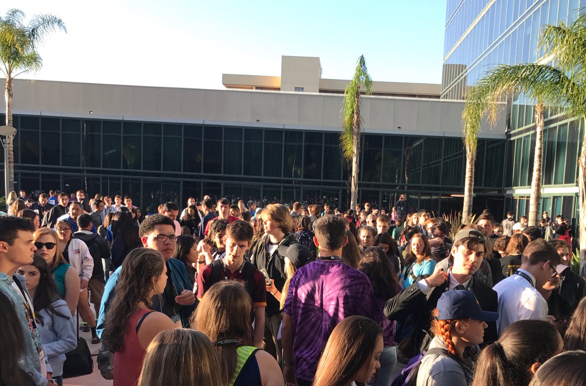 Digucator's tweet photo. Lines for start of Crazy 8 #STN17 contests were well...crazy. See rules for our Doc Contest: https://t.co/TsszaPtOCi https://t.co/StegChIUGN