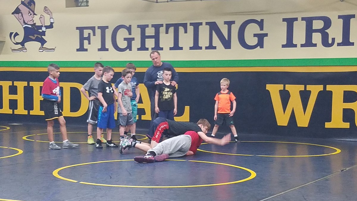tigrreapr56's tweet photo. @jjsliv13 demoing A Spiral to a Half to Fighting Irish clubbers.  #FightingIrishWrestlingClub https://t.co/1vx4GSdqQP