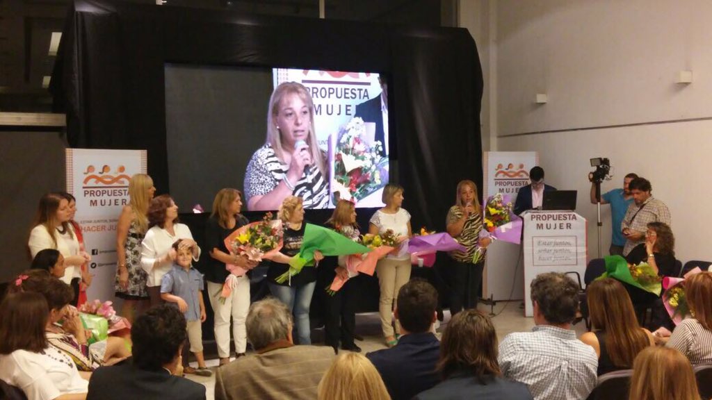 ccastellanoSI's tweet photo. En el mismo me tocó homenajear a Gladys #Cabezas por su lucha por la memoria, la verdad y la justicia. @PropuestaMujer https://t.co/3YJm6e1Upb