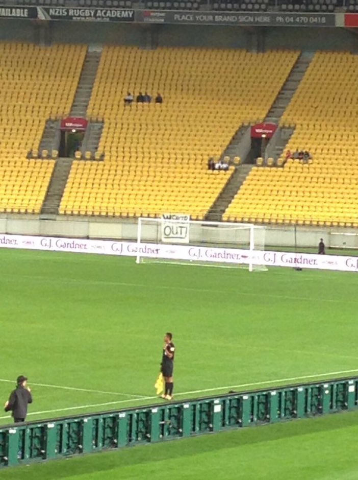 Nowfootball's tweet photo. New Zealand vs Fiji:

🏟 Capacity: 35,000
💩 Attendance: 50
😂 Wenger Out Banners: 1 https://t.co/rSpwvvgYu6