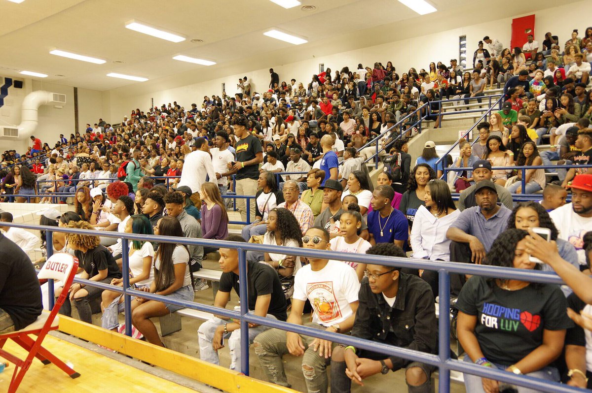 hoopingforluv16's tweet photo. Shoutout to @brucebellmedia1 for capturing these moments from #HoopingForLuv. We wanna thank everyone for coming out, much love! β€πβοΈ https://t.co/jHmVOAaSC3