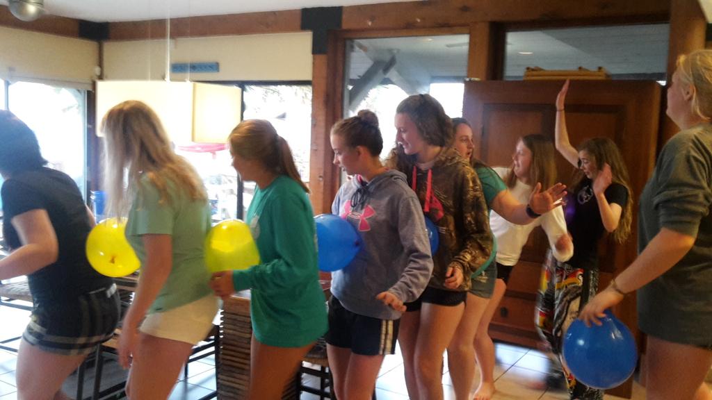 CoachMKThompson's tweet photo. Frankfort high school softball working the balloon train. #compelled #culturewins #balloontrain https://t.co/tL4EixzaD2