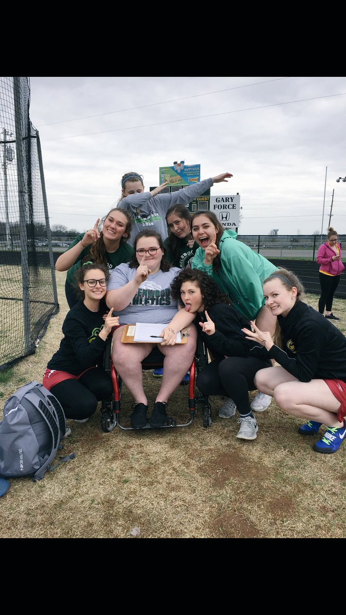 TAYLS_BAYLS1998's tweet photo. #throwingfam at it again minus the guys. #blessed with an amazing group of teammates/friends โค๏ธ @GatorTrackField https://t.co/KH7pyTHLiY