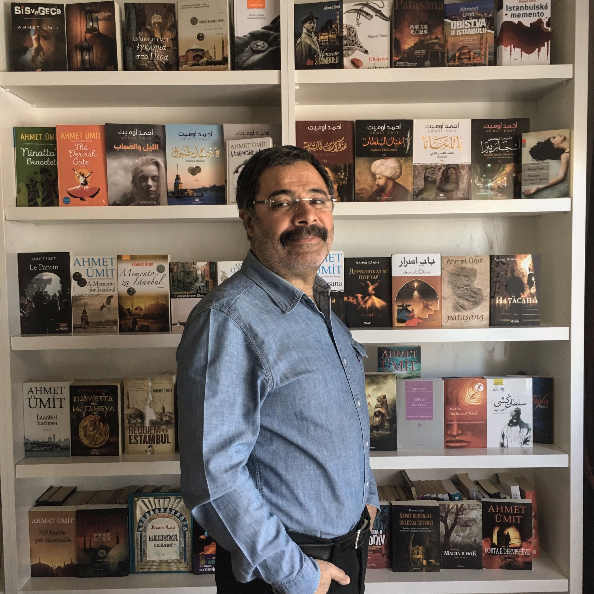 A'dan Z'ye Ahmet Ümit 33 Ahmet Ümit on X: "Arkada yabancı dillerde yayınlanan romanlarımdan oluşan bir kitaplık dudaklarımda o huzurlu gülümseme. Günaydın hayata, günaydın edebiyata. https://t.co/RaaSAakm7u" / X