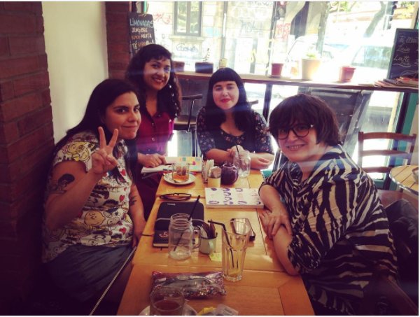 lesbilais's tweet photo. estuvimos c/ @pintamonas conversando sobre cómics y feminismo junto a #desobedienciavisual la @Supnem y @esmifiestamag. lindo día <3 https://t.co/8yOP0grrBR