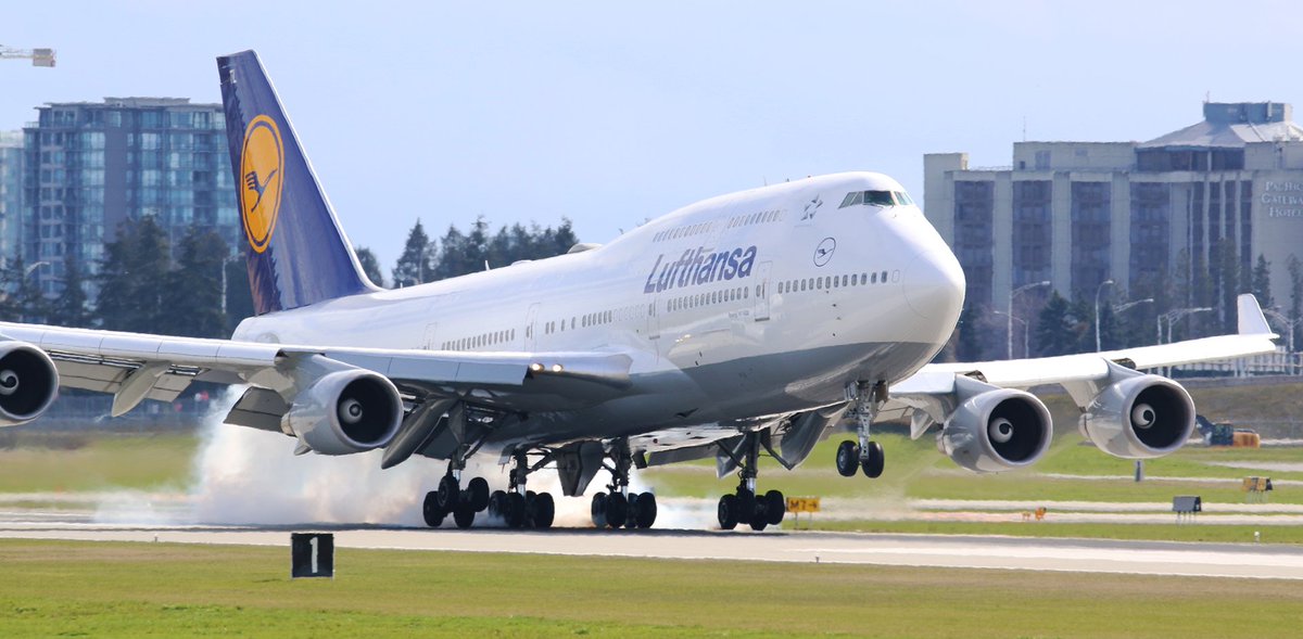 Kent_YVR's tweet photo. .@lufthansa @Boeing #747 smoky landing @yvrairport on the weekend arriving from #Frankfurt #yvrspotters #avgeek #Vancouver #DABTL https://t.co/LWlb6njnO5