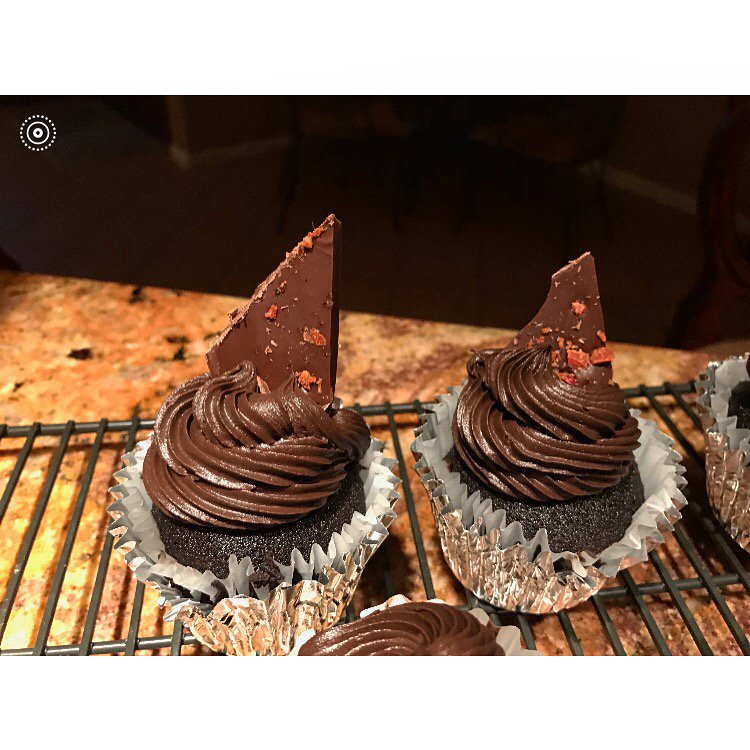 Making an entrance tomorrow night <a href="/Copperpointbrew/">Copperpoint Brewing</a>: #Bourbon #Chocolate #Cupcakes with Smokey #Bacon Chocolate Bark