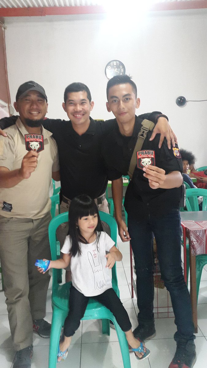 JTG_88AT's tweet photo. Bersama Tim Prabu Polrestabes Bandunh #teamprabu #timprabu #polrestabesbandung #jogjatactical #jogjatacticalgear #tacticalpatch #patchcustom https://t.co/l2KyPXU6Tj