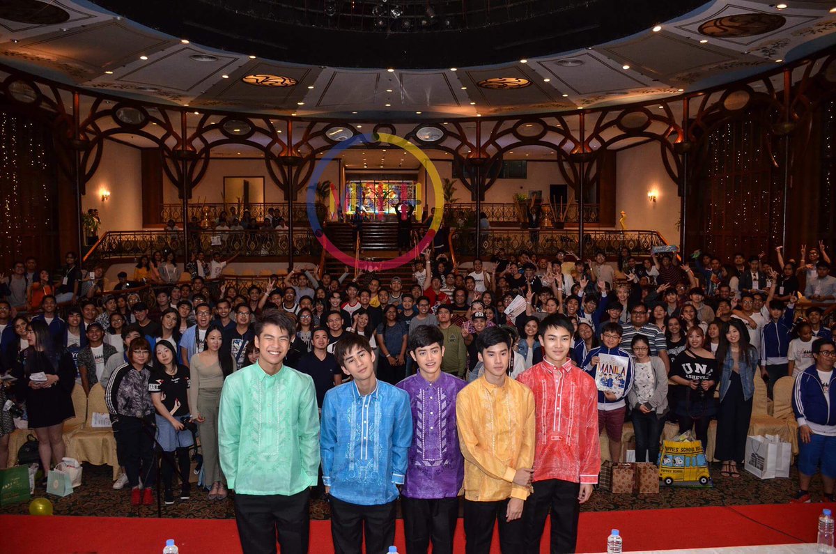 makeitrightphil's tweet photo. {03/26} Memories of MIR In Manila 😘😍🙆😍🙆😘
#MIRINMANILA
#ohmpawat 💜 #toeysittiwat 💜 #nicesomkid 💜 #peakpeemapol 💜 #boomkrittapak 💜
©MIRPH https://t.co/d6tWnmAjDc