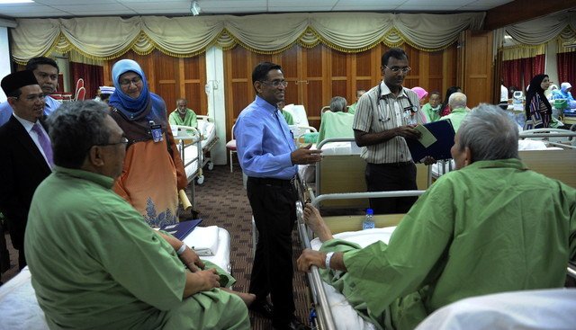 Bernama_Radio's tweet photo. Menteri Kesihatan Datuk Seri Dr S. Subramaniam melawat sebahagian pesakit yang dipindahkan akibat kebakaran di Hospital Segamat malam tadi. https://t.co/l3XWQctyAq