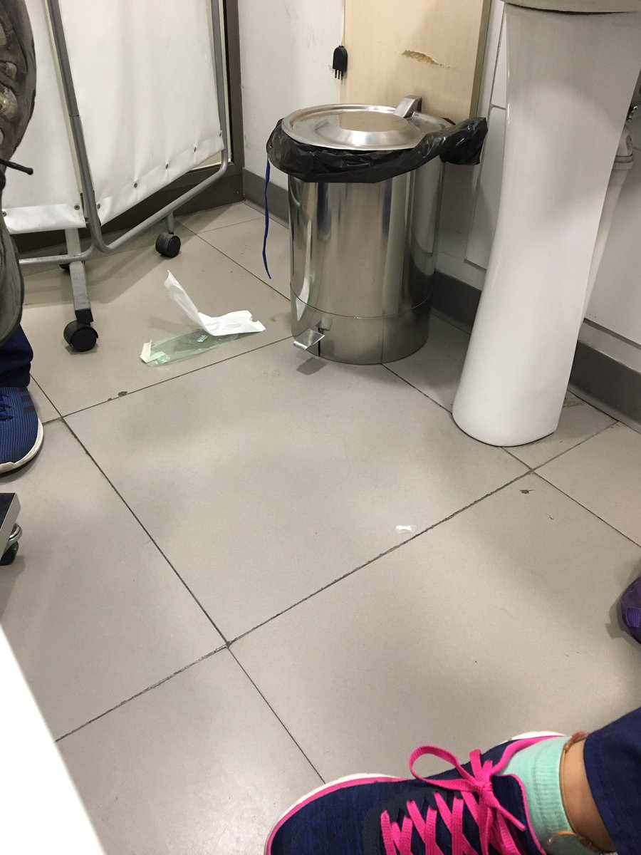 dheviap's tweet photo. Aparte de mal servicio de la @ClinicaIndisa son unos sucios!! https://t.co/8hkmJaK5Ah