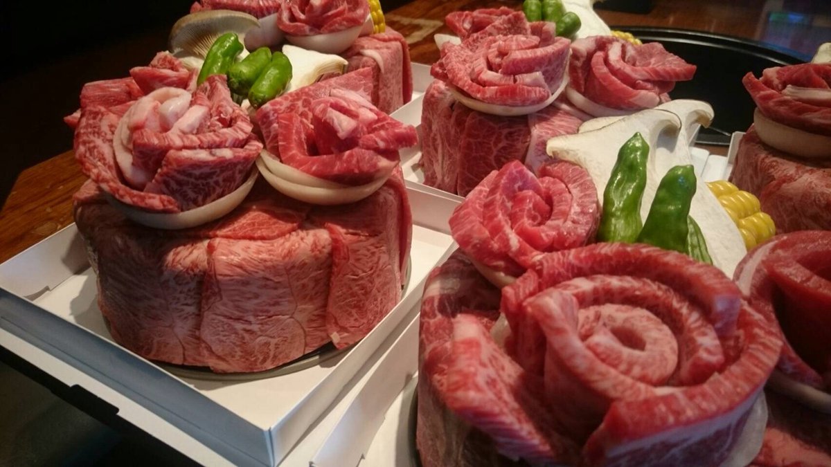 O Xrhsths 牛角 公式アカウント Sto Twitter 今日は肉の日イベント 牛角泉岳寺店でお祝い肉ケーキ付き食べ放題を 290円でやりました V みなさんいい笑顔 どんなお祝いをしたのかな