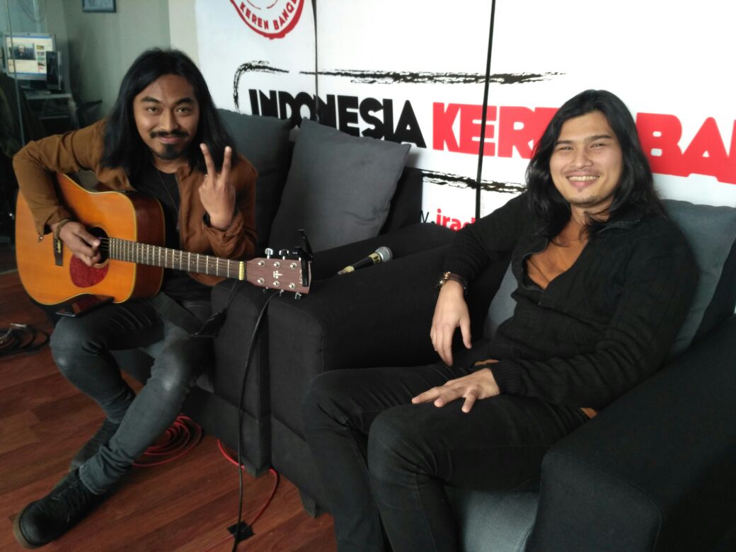 Duh.. senyumnya bang <a href="/DiDevirzha/">Virzhaofficial</a> adem bener ky abis minum air zamzam. Bawaannya hepi ya bang kalo di bandung. <a href="/alfa_records/">alfarecords</a> <a href="/iradiobdg/">ISWARA BANDUNG</a> 💜💛💚