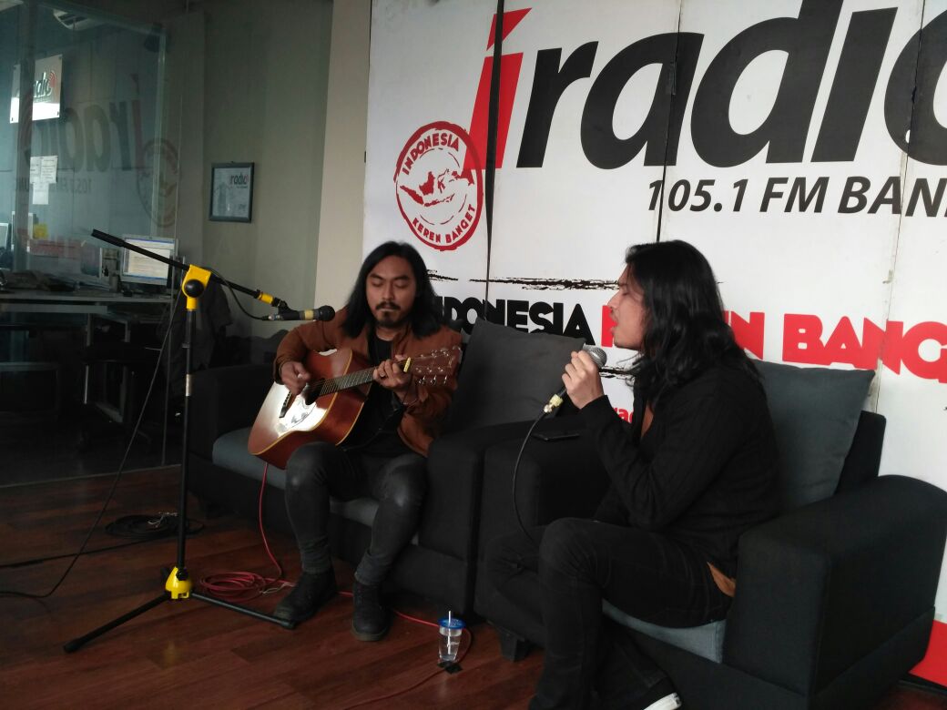 Udah ada bang @DiDevirzha live di <a href="/iradiobdg/">ISWARA BANDUNG</a> selamat ulang tahun ya IRadio semoga makin ketje..  #ke11anIRadioBandung #SirnaVirzha