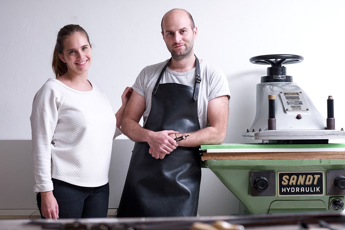 Niyona, studio belge de maroquinerie contemporaine intramuros.fr/news/niyona-la… <a href="/niyona/">NIYONA</a> @mistervims <a href="/JeanFranoisDOr/">Jean-François D'Or</a> #design #artisanat