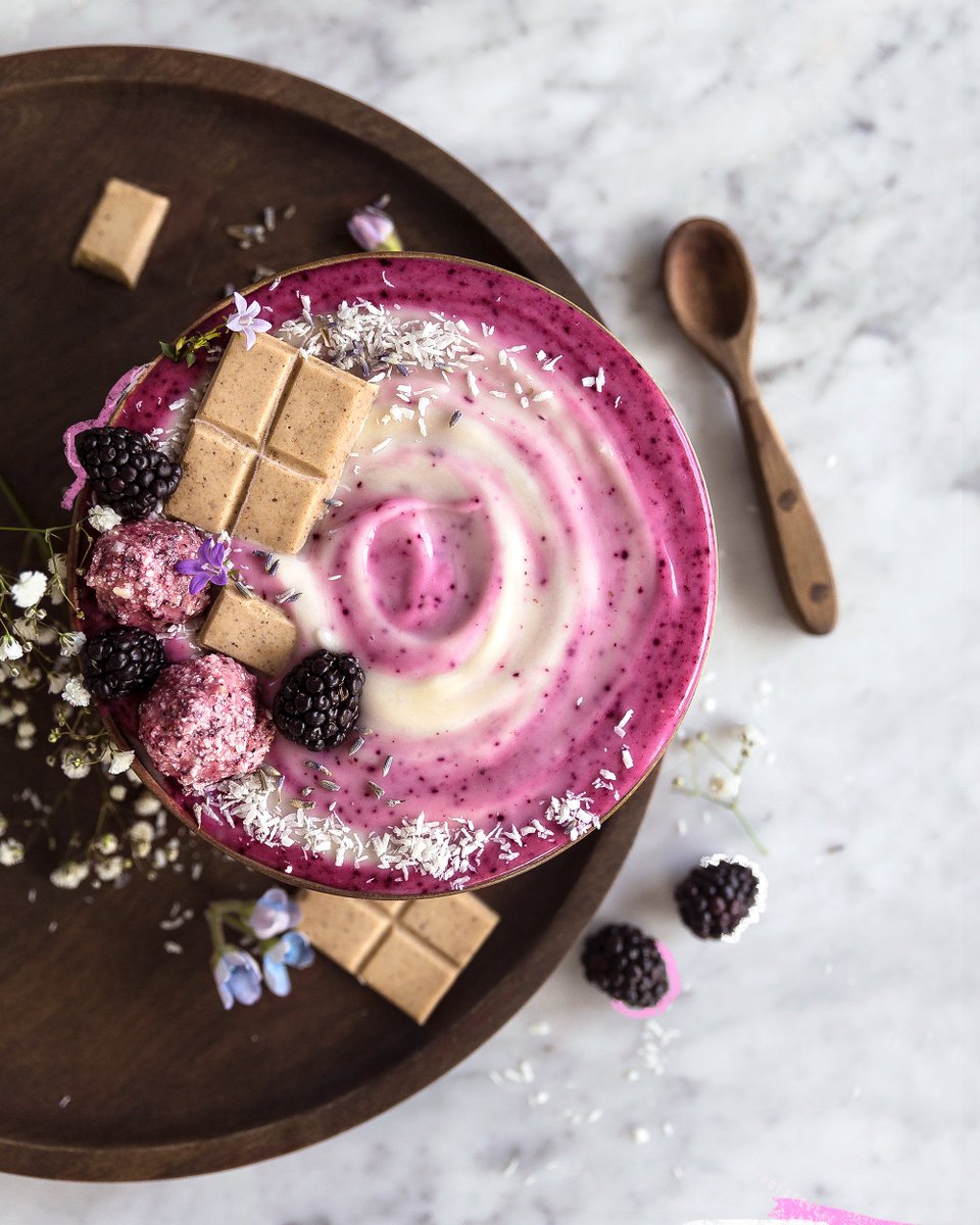 Good day with a Berry Swirl Smoothie Bowl &amp; Mulberry Caramel White Chocolate &amp; Pink Bliss Balls instagram.com/vanelja/?hl=fi #smoothiebowl