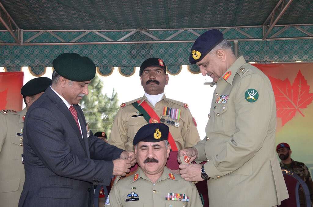 Army Chief Qamar Bajwa & outgoing colonel commandant of the Azad ...