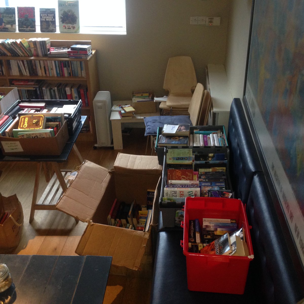 TheBookReserve's tweet photo. *LAST DAY* 
 Warehouse Sale ends today. Still some wonderful books on offer @ £1 each! Call in and get yours before they're gone! #buysocial https://t.co/f7fUXJpi23