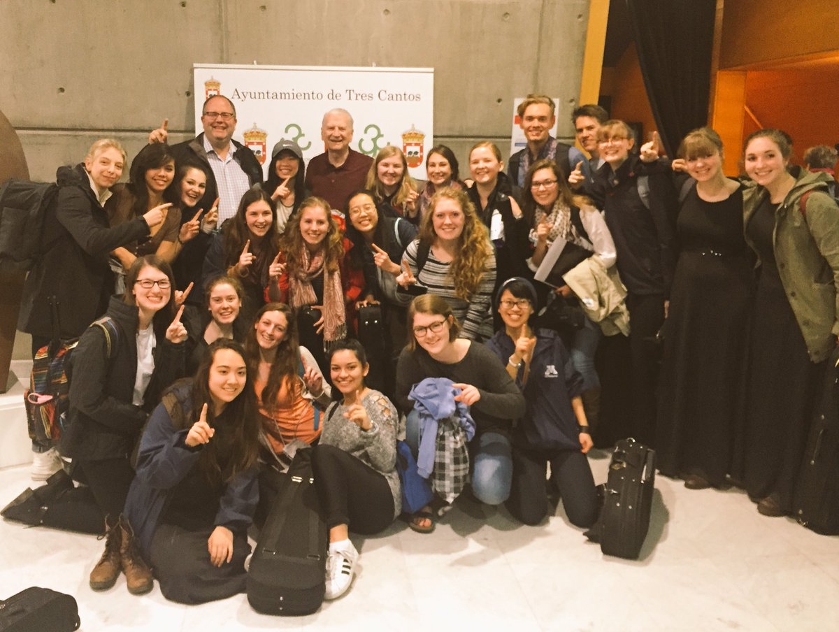 TonkaPrincipal's tweet photo. El concierto final--the crowd went loco! https://t.co/w80uT9FiIx